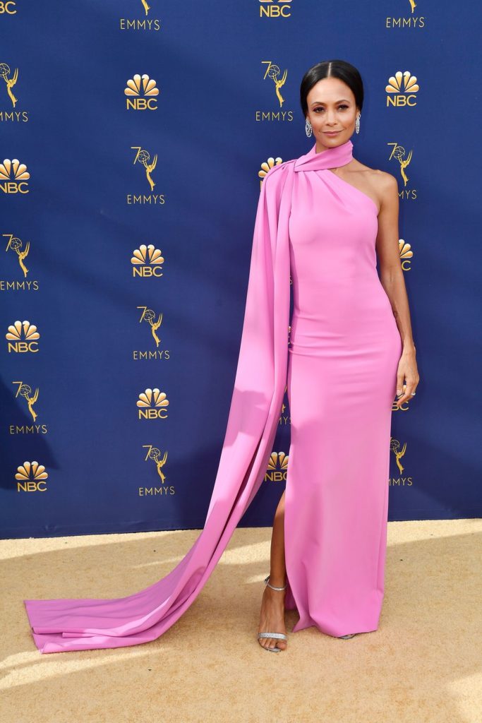 Thandie Newton en une robe de soirée rose longue asymétrique avec voilage